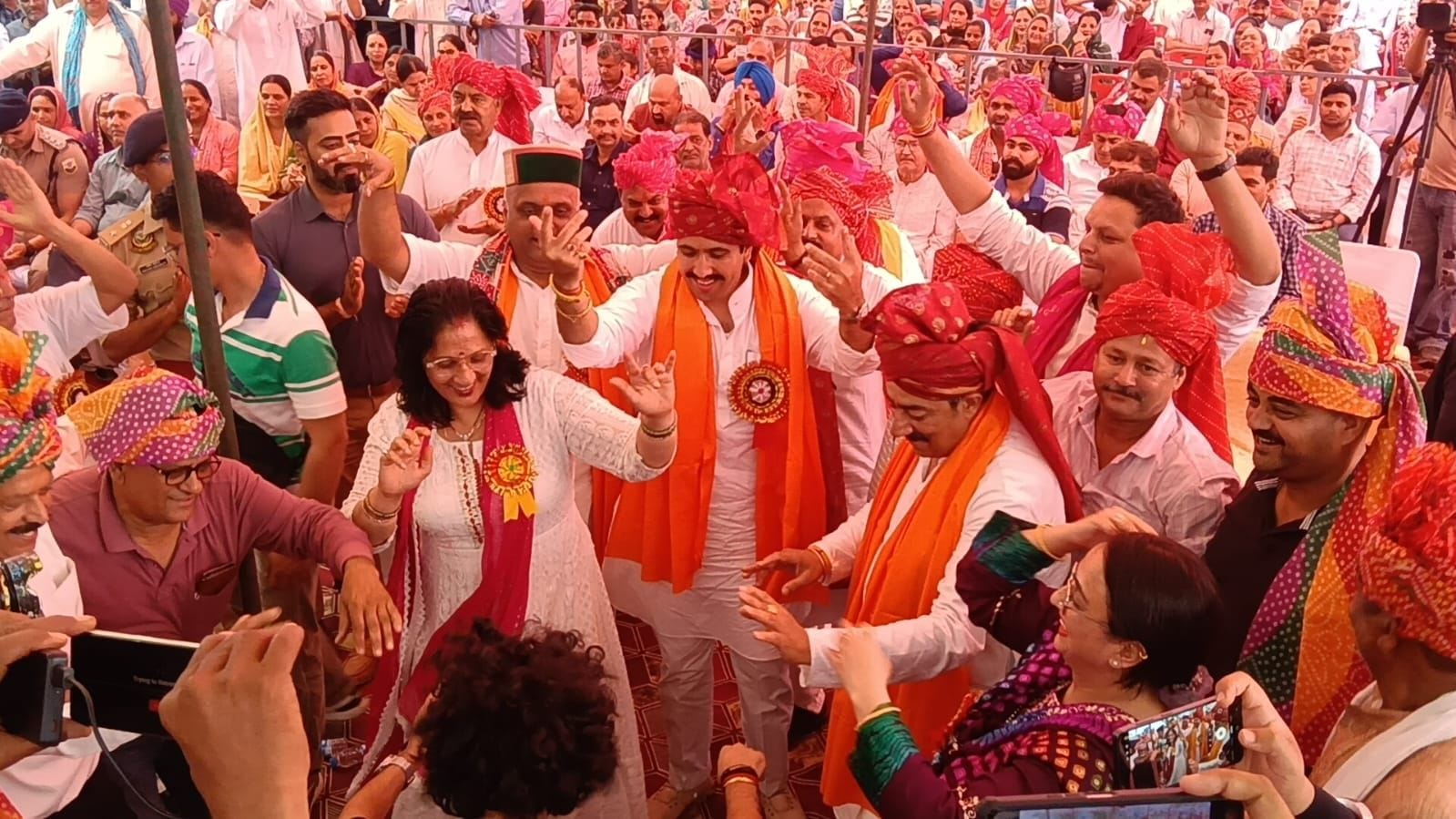 शोभायात्रा में भाग लेते हुए लोक निर्माण मंत्री विक्रमादित्य सिंह, विधायक विवेक शर्मा और उनकी पत