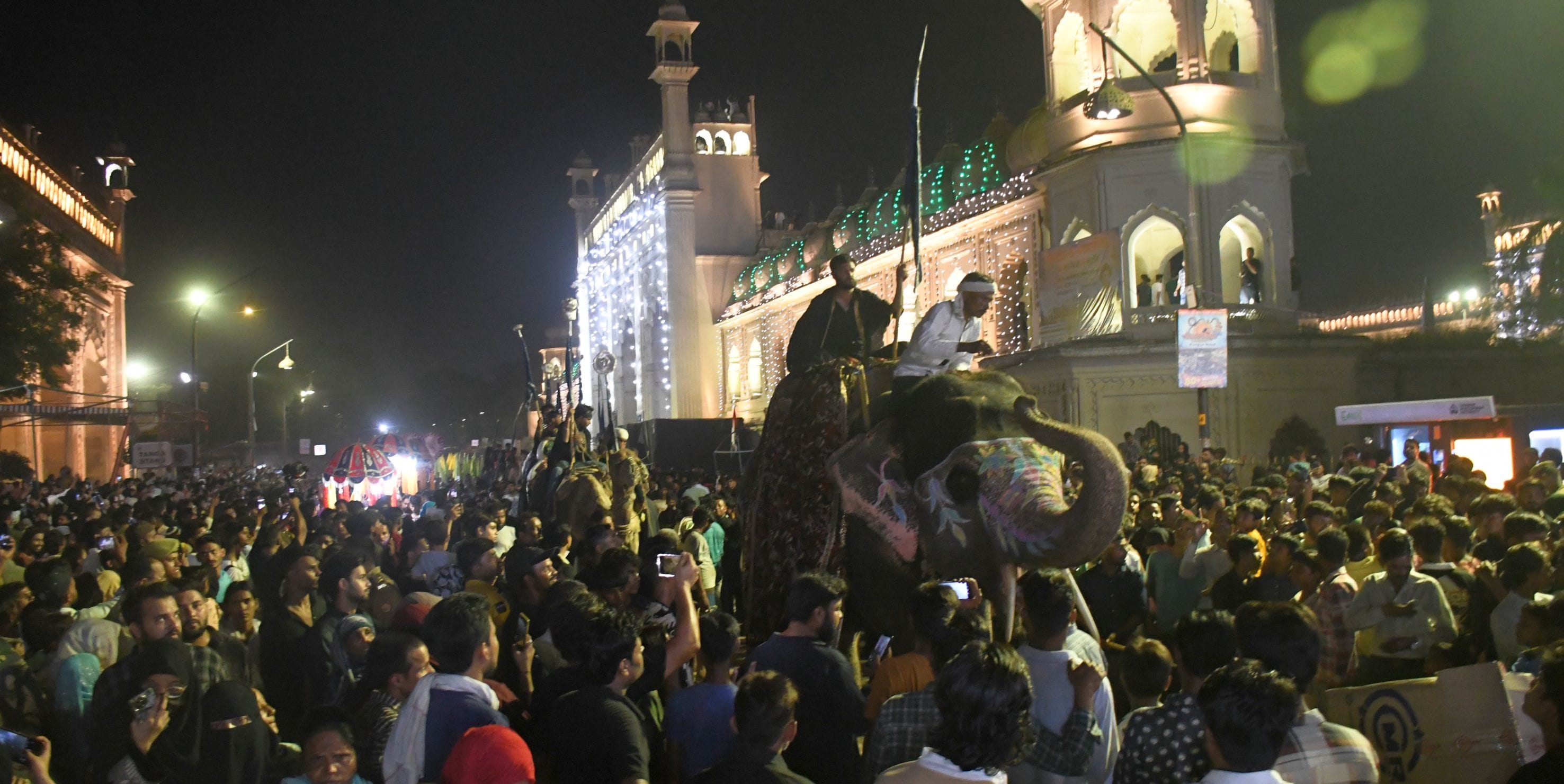 शाही मेहंदी जुलूस में उमड़ा अकीदत का सैलाब शाही मेहंदी जुलूस में उमड़ा अकीदत का सैलाब