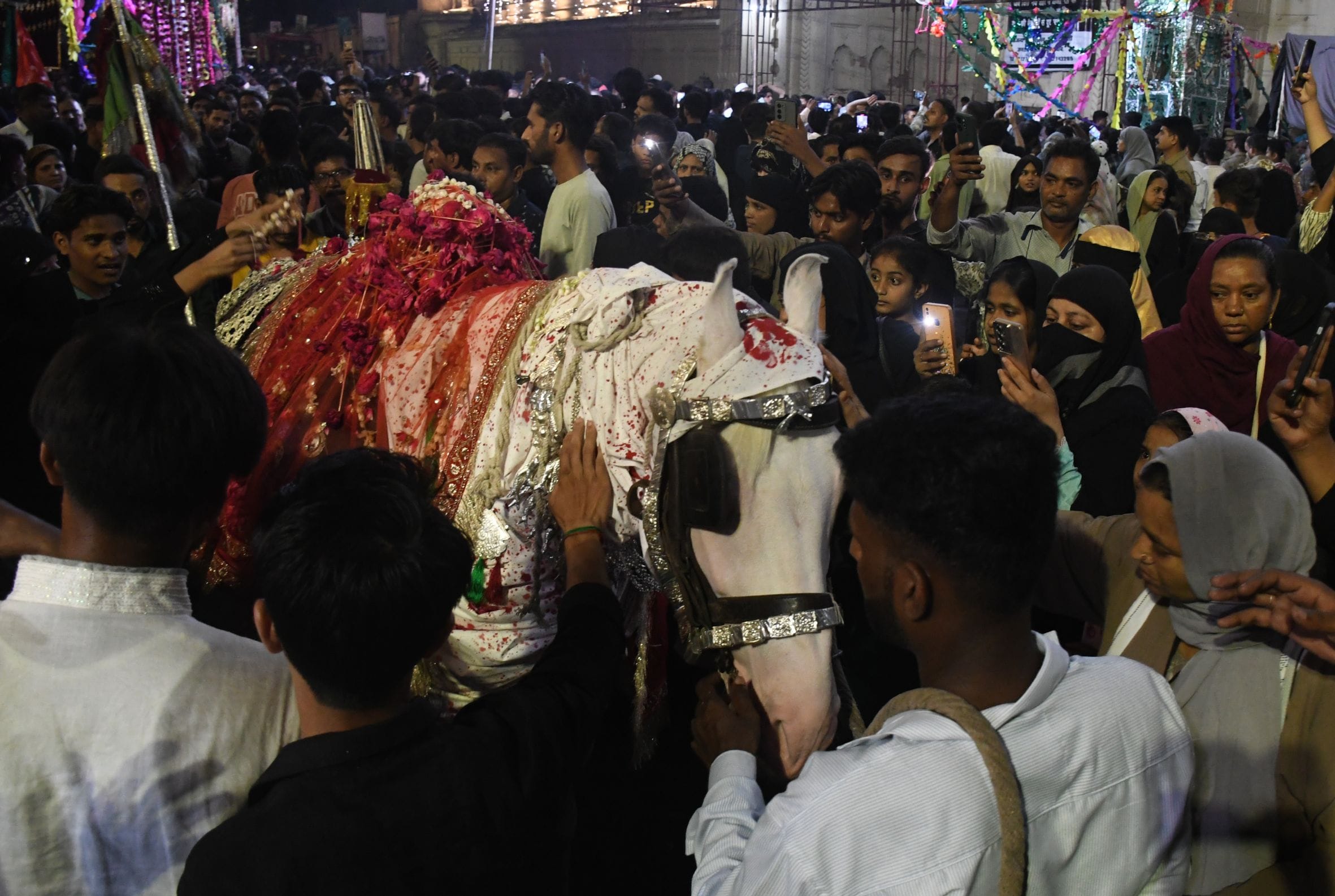 शाही मेहंदी जुलूस में उमड़ा अकीदत का सैलाब शाही मेहंदी जुलूस में उमड़ा अकीदत का सैलाब