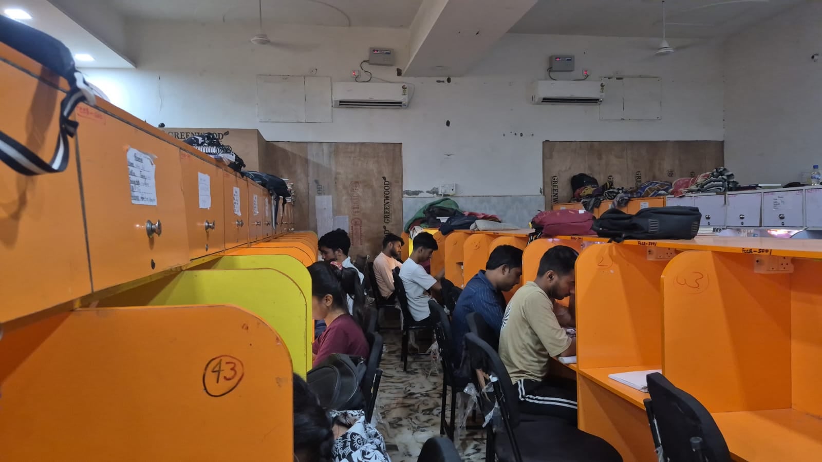 शहर के शांति नगर में तंग गली में संचालित कोचिंग। संवाद शहर के शांति नगर में तंग गली में संचालित कोचिंग। संवाद