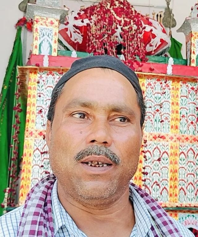 दिलाजाक स्थित इमामबाड़े में ताजिये के सामने दुआ करते अकीदतमंद। संवाद