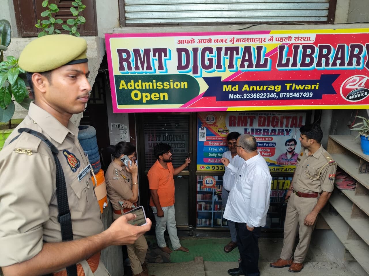 दृष्टि आईएएस इंस्टीट्यूट को सील करते पुलिस कर्मी। वीडियो ग्रैब दृष्टि आईएएस इंस्टीट्यूट को सील करते पुलिस कर्मी। वीडियो ग्रैब