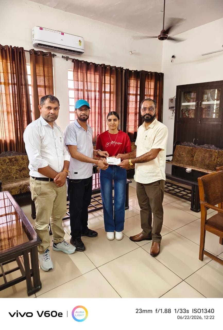 विरसा संभाल कार्यक्रम में भाग लेने वाले विद्यार्थियों को सम्मानित करते शिक्षक। विरसा संभाल कार्यक्रम में भाग लेने वाले विद्यार्थियों को सम्मानित करते शिक्षक।