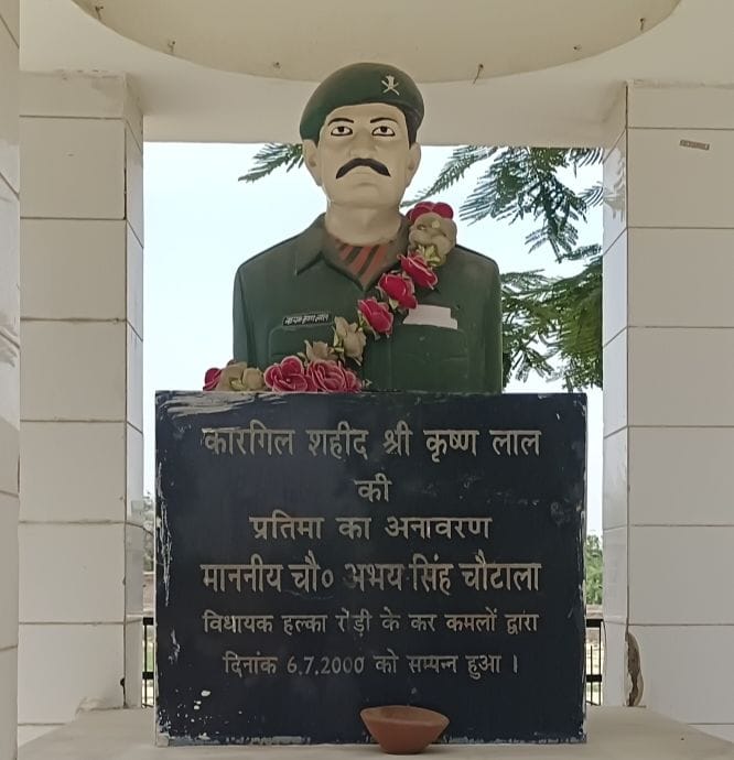 12-टिटौली गांव के शहीदों के विषय में चर्चा करते ग्रामीण। संवाद