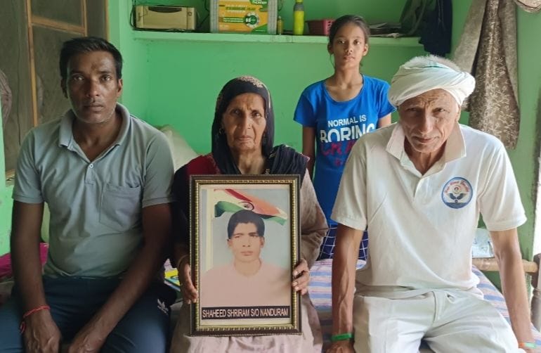 12-टिटौली गांव के शहीदों के विषय में चर्चा करते ग्रामीण। संवाद