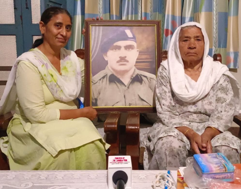 12-टिटौली गांव के शहीदों के विषय में चर्चा करते ग्रामीण। संवाद