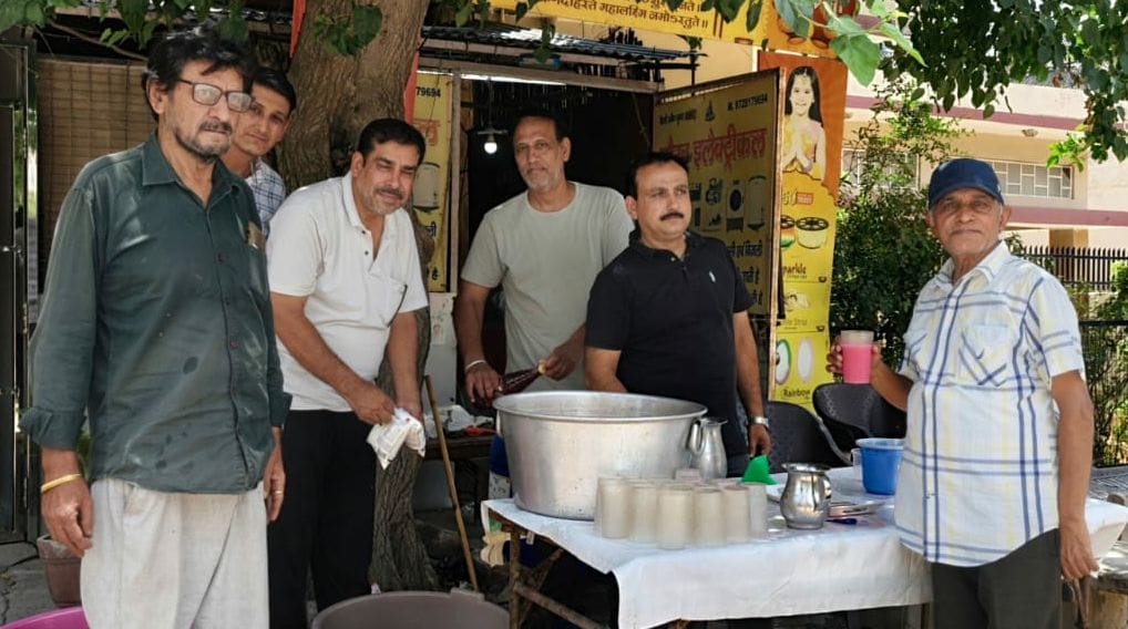 31-सर्कुलर रोड पर बाबा बालकपुरी डेरे के बाहर लगाई छबील। स्रोत : श्रद्धालु 31-सर्कुलर रोड पर बाबा बालकपुरी डेरे के बाहर लगाई छबील। स्रोत : श्रद्धालु