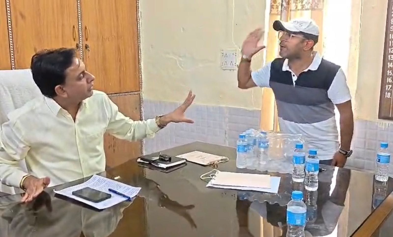34-रोहतक के सोनीपत रोड प्रथम जलघर के पास जन स्वास्थ्य विभाग में पानी की समस्या लेकर पहुंचने गु