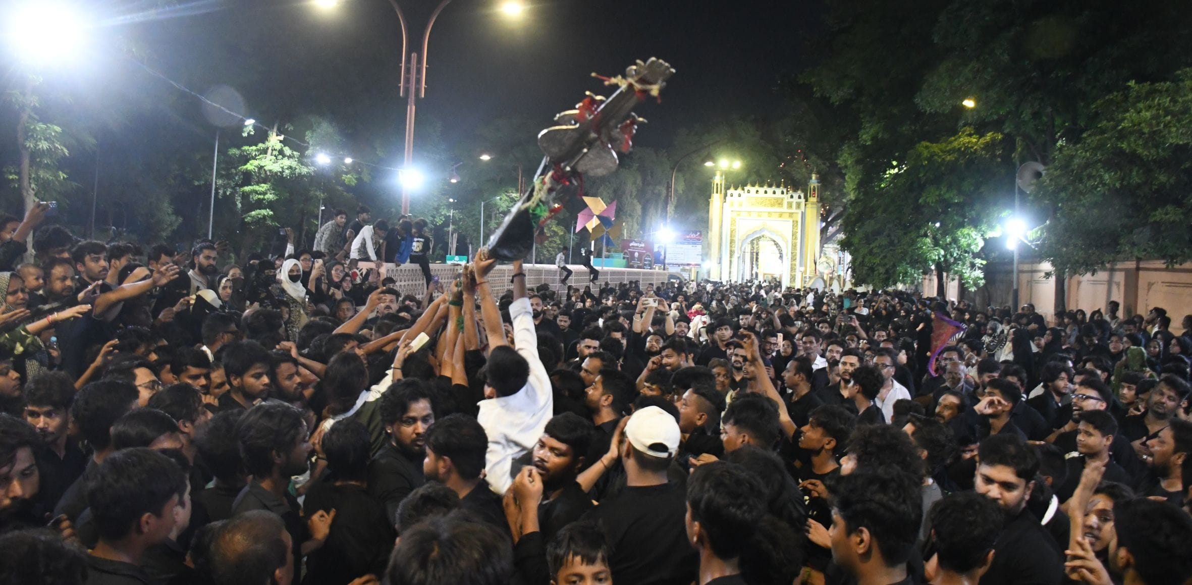 आठवीं मुहर्रम पर लखनऊ की दरिया वाली मस्जिद से अलम-ए-फातेह फुरात का जुलूस निकाला गया। -अमर उजाला