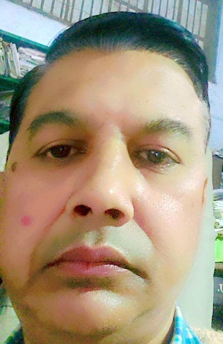बाडूजई प्रथम मोहल्ला में क्षतिग्रस्त पाइप लाइन को ठीक करते नगर निगम कर्मचारी। संवाद