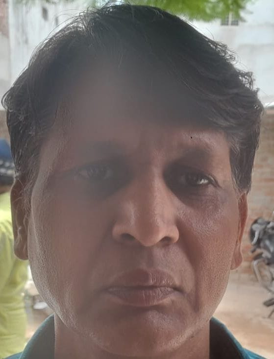 बाडूजई प्रथम मोहल्ला में क्षतिग्रस्त पाइप लाइन को ठीक करते नगर निगम कर्मचारी। संवाद