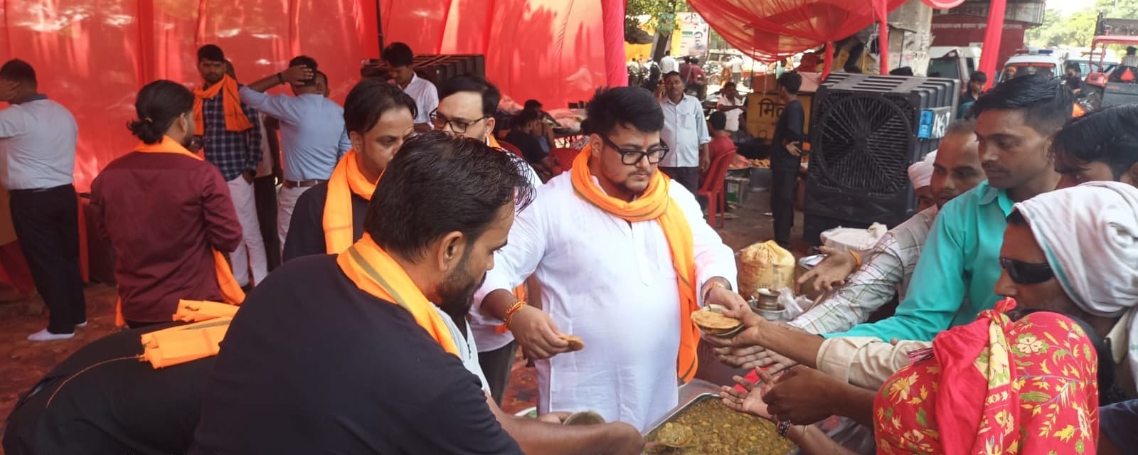 भंडारों में दिखा सेवा-समर्पण
