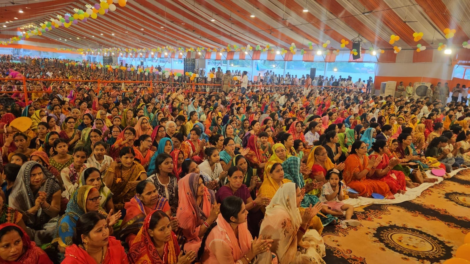 बेरुआरबारी क्षेत्र के करिहरा गांव में चल रहे रामकथा के दौरान प्रवचन करते राजन जी महाराज।संवाद