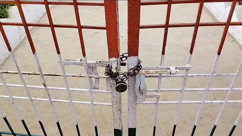 स्कूल में जड़ा तला