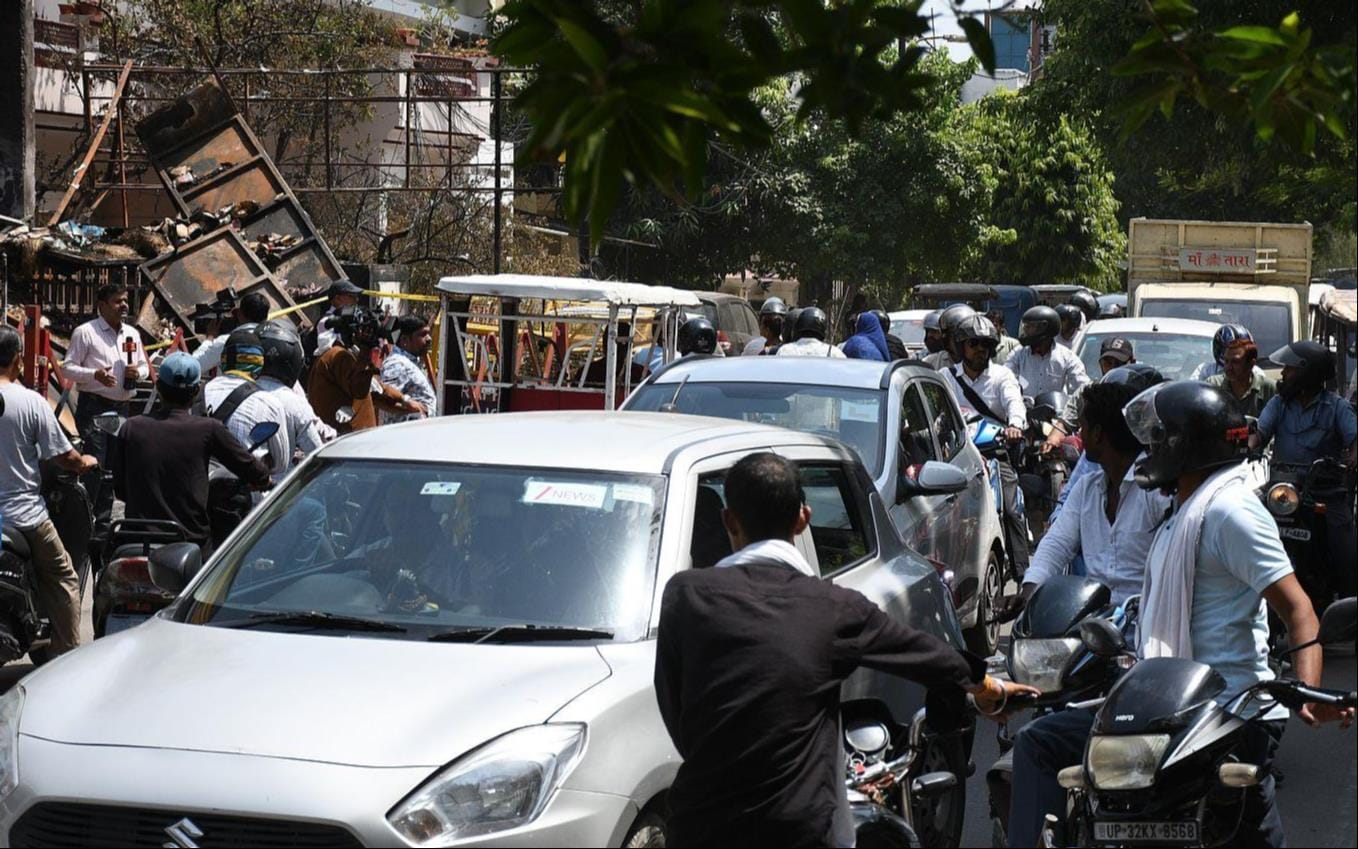 बुधवार को पुलिस ने अलीगंज में हादसे वाली बिल्डिंग पहुंचकर तैयार किया नक्शा। 