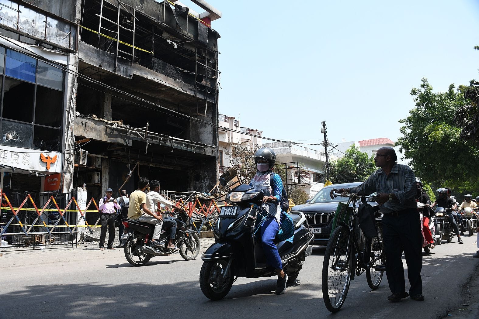 बुधवार को पुलिस ने अलीगंज में हादसे वाली बिल्डिंग पहुंचकर तैयार किया नक्शा। 