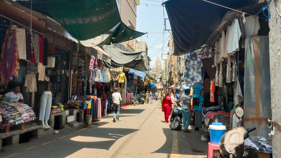 चौड़ा बाजार में लगाई रेहड़ी और फड़ी। संवाद चौड़ा बाजार में लगाई रेहड़ी और फड़ी। संवाद