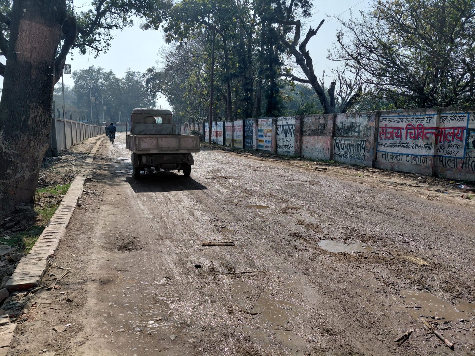 एक साल से खाली जरजर पड़ा ठेका चौकी मार्ग। संवाद