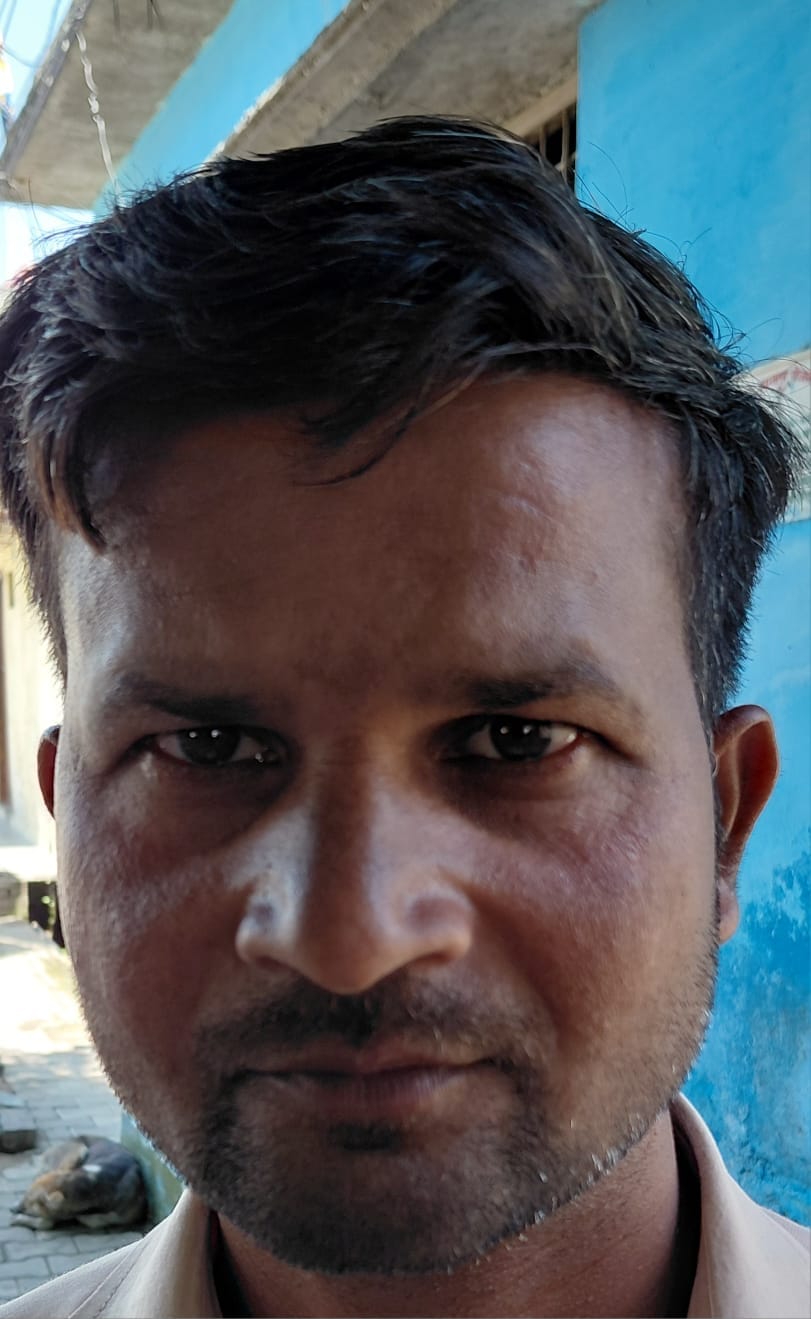 एक साल से खाली जरजर पड़ा ठेका चौकी मार्ग। संवाद