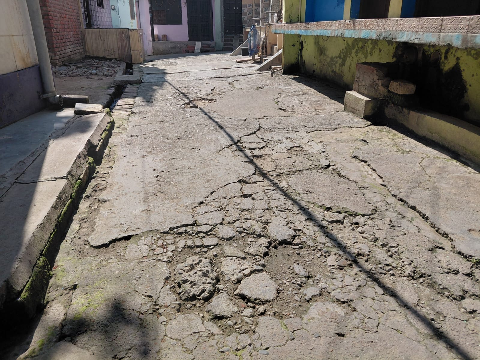 एक साल से खाली जरजर पड़ा ठेका चौकी मार्ग। संवाद
