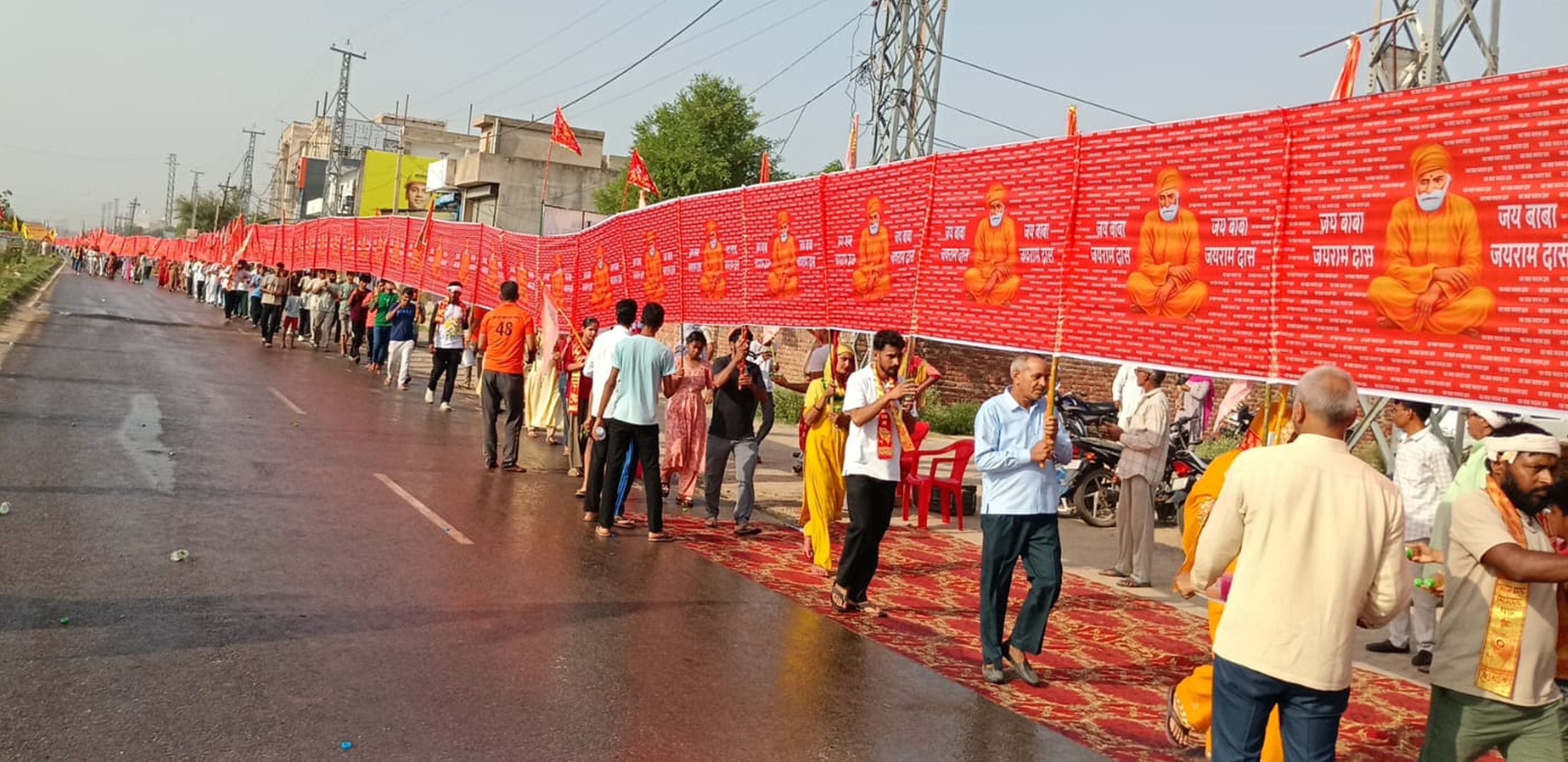 फोटो-63 गांव पाली में प्रवेश करते हुए ध्वजा यात्रा। स्रोत : ग्रामीण