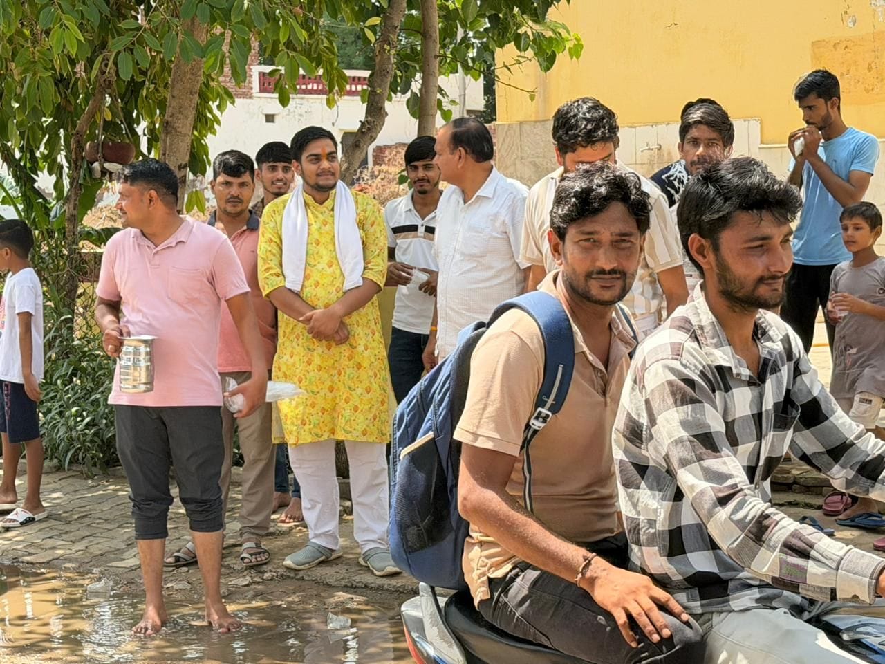 फोटो संख्या:76- विश्वकर्मा चाैक पर छबील लगाकर राहगीरों को पानी पिलाते दुकानदार--स्रोत- संस्था