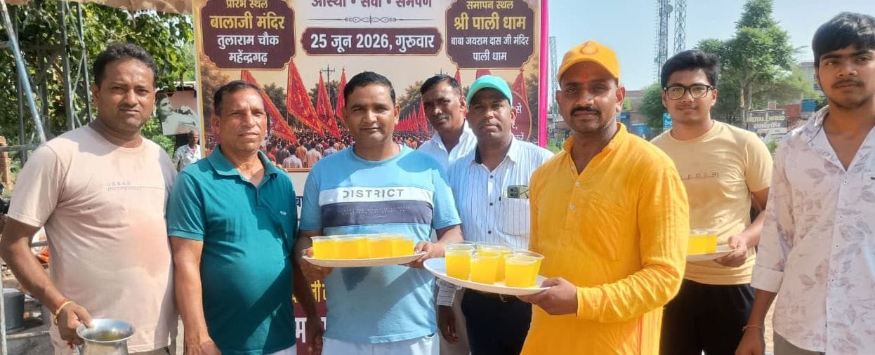 फोटो संख्या:76- विश्वकर्मा चाैक पर छबील लगाकर राहगीरों को पानी पिलाते दुकानदार--स्रोत- संस्था
