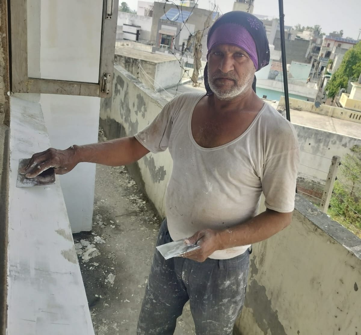 फोटो : सोनीपत के खरखौदा उपमंडल नागरिक अस्पताल में टूटी खिड़कियों पर लगाई गई लोहे की ग्रिल। संवाद