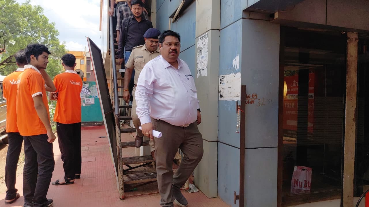फायर एंड सेफ्टी में खामियां पाने पर 4 कोचिंग सेंटर को किया गया सील।