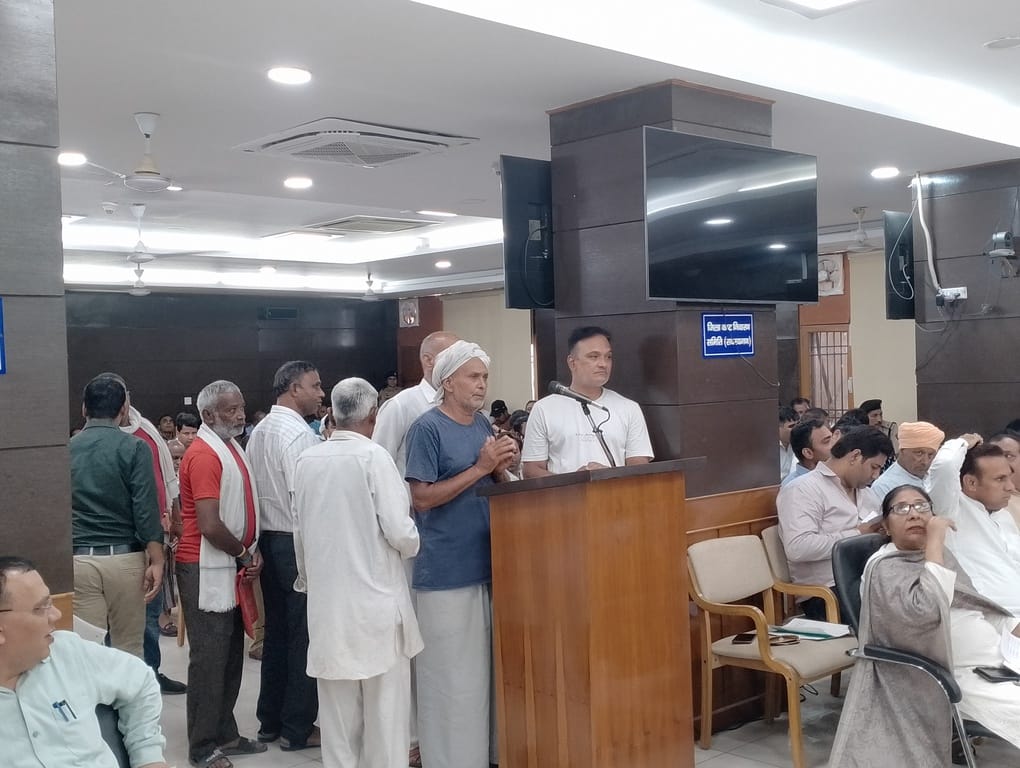 जिला कष्ट निवारण समिति की बैठक में अधिकारियों को निर्देश देते मंत्री रणबीर सिंह गंगवा। संवाद