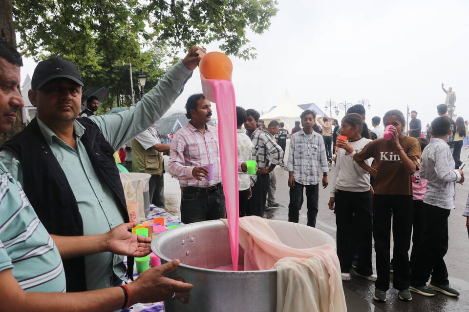 कनलोग बाईपास पर निर्जला एकादशी पर छबील लगाई गई। इस दौरान राहगीरों को तरबूज और खरबूजे का प्रसाद 