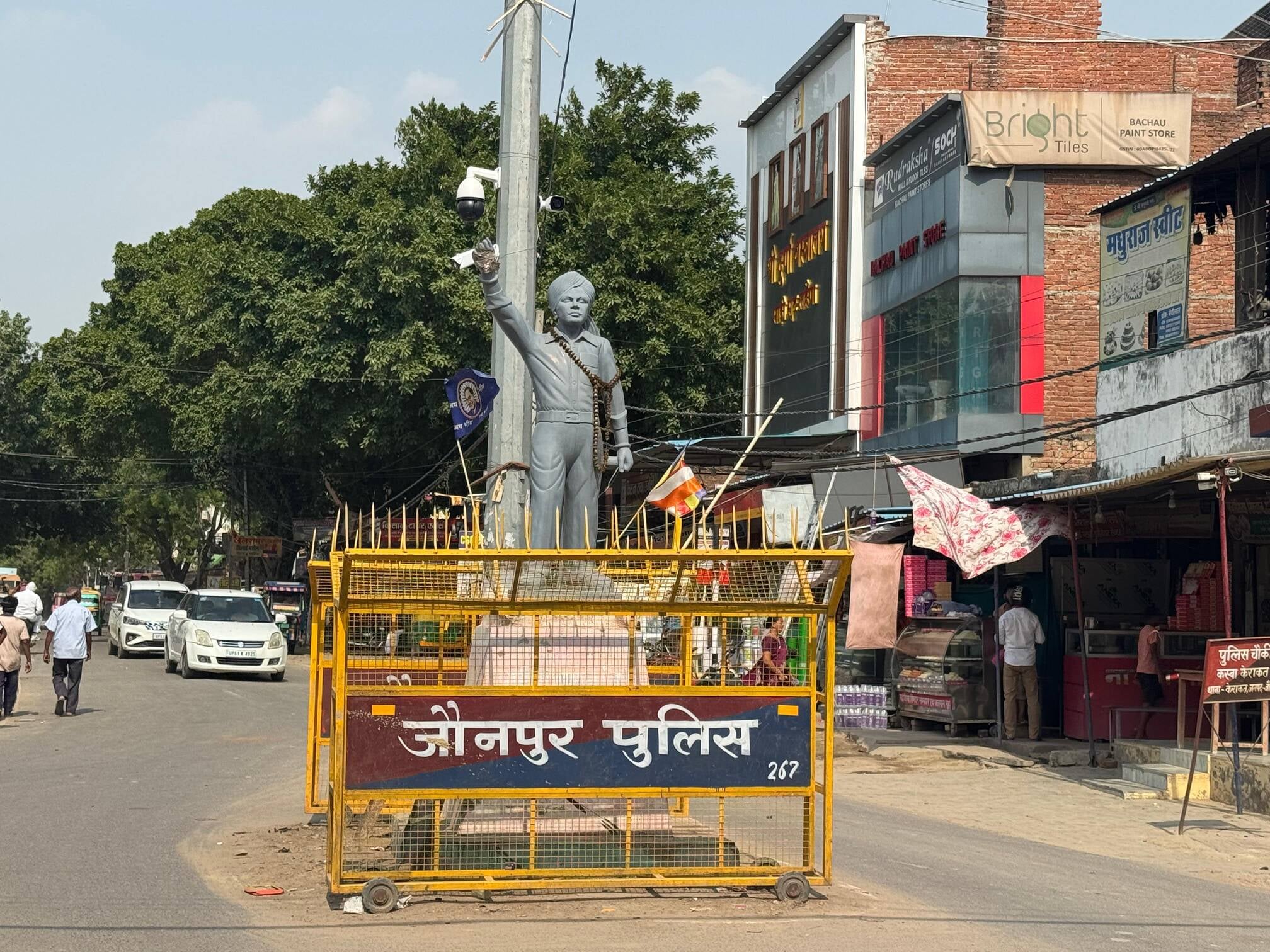 केराकत के सिहौली चौराहे पर स्थापित सुभाष चंद्र की प्रतिमा धूल और गंदगी युक्त छत का इंतजार