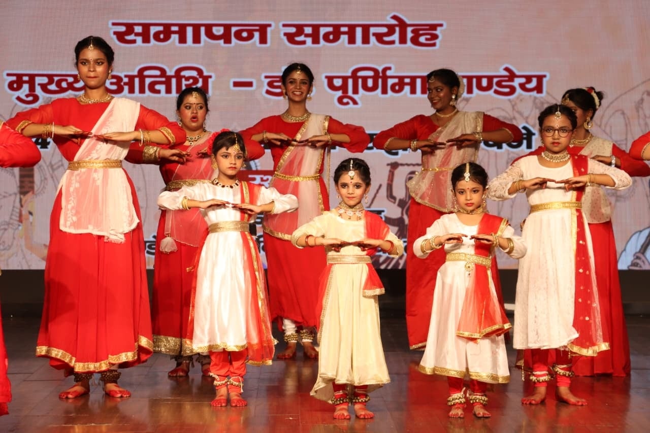 कार्यशाला के समापन पर प्रस्तुति देते कलाकार। कार्यशाला के समापन पर प्रस्तुति देते कलाकार।