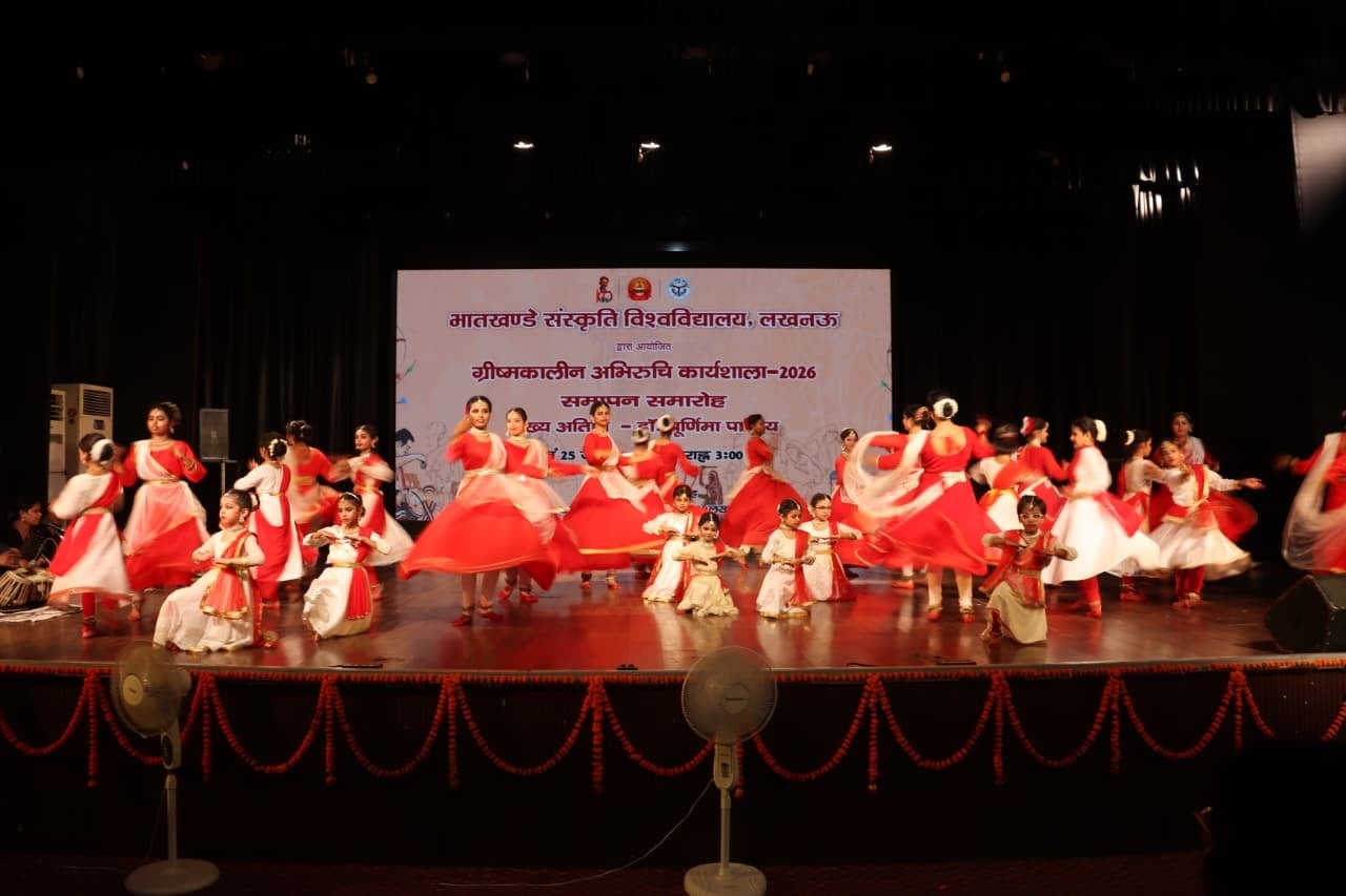 कार्यशाला के समापन पर प्रस्तुति देते कलाकार। कार्यशाला के समापन पर प्रस्तुति देते कलाकार।