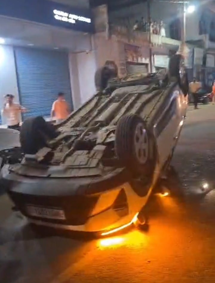 क्षतिग्रस्त कार। संवाद