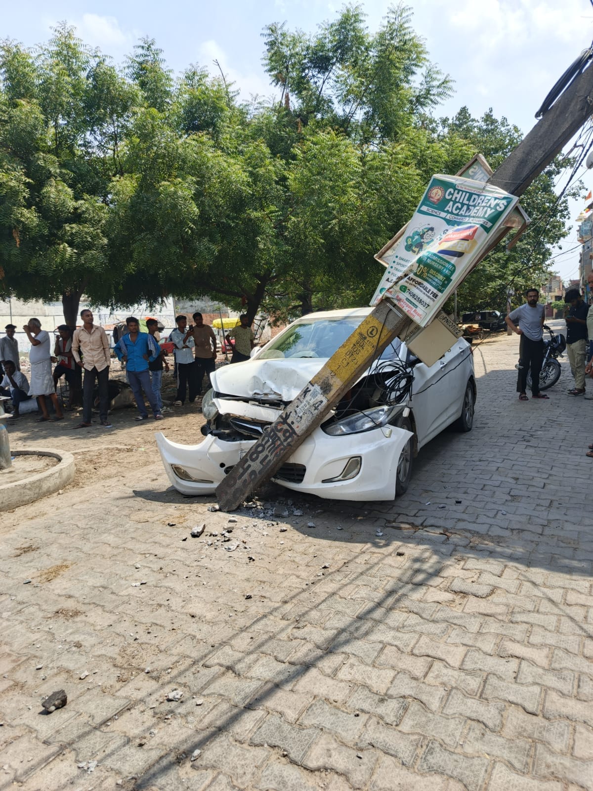 क्षतिग्रस्त कार। संवाद