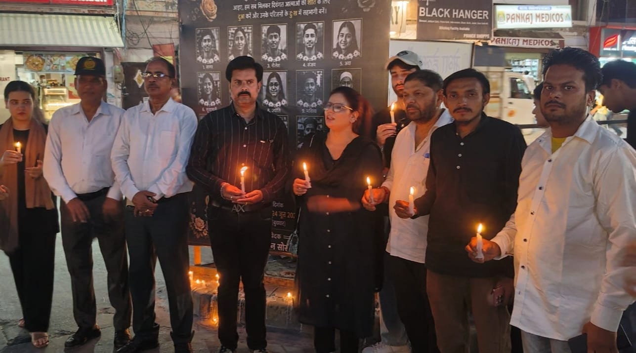 लखनऊ की घटना के विरोध में कैंडल मार्च निकालते कांग्रेसी। संवाद लखनऊ की घटना के विरोध में कैंडल मार्च निकालते कांग्रेसी। संवाद