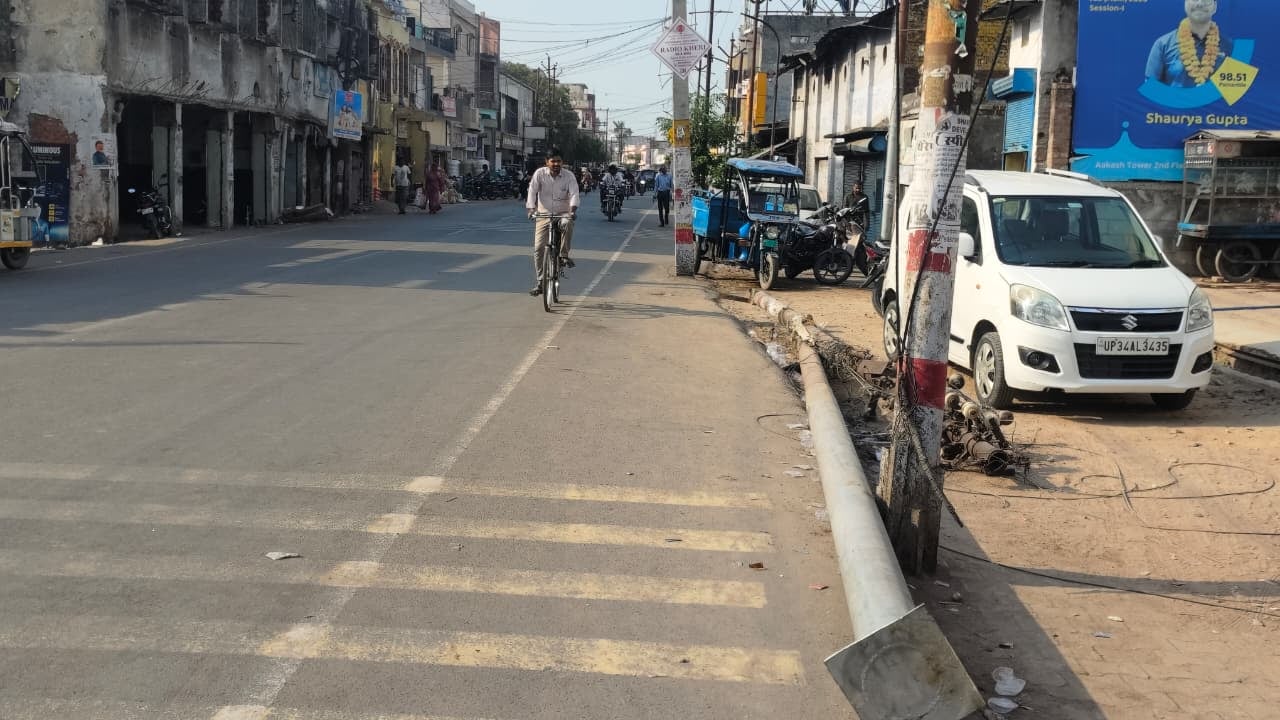 मेला मैदान चौराहे के पास सड़क पर लगे पुराने खंभे। संवाद