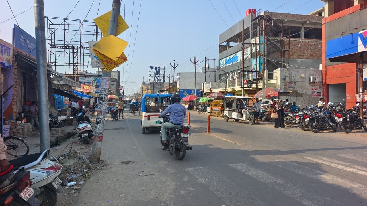 मेला मैदान चौराहे के पास सड़क पर लगे पुराने खंभे। संवाद