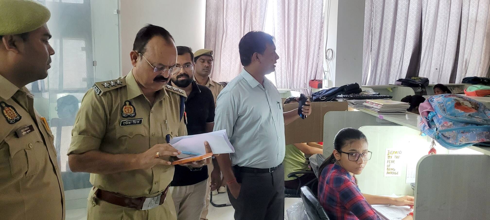 नजीबाबाद-किरतपुर में कोचिंग सेटर की जांच को पहुंचे एसडीएम शैलेंद्र कुमार सिंह व सीओ आकांक्षा गौ नजीबाबाद-किरतपुर में कोचिंग सेटर की जांच को पहुंचे एसडीएम शैलेंद्र कुमार सिंह व सीओ आकांक्षा गौ