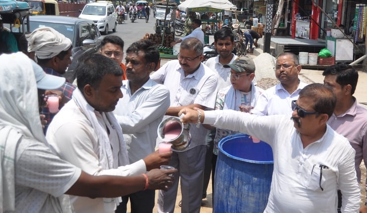 निर्जला एकादशी पर कचहरी में शरबत का वितरण करते अधिवक्ता। स्रोत अधिवक्ता निर्जला एकादशी पर कचहरी में शरबत का वितरण करते अधिवक्ता। स्रोत अधिवक्ता
