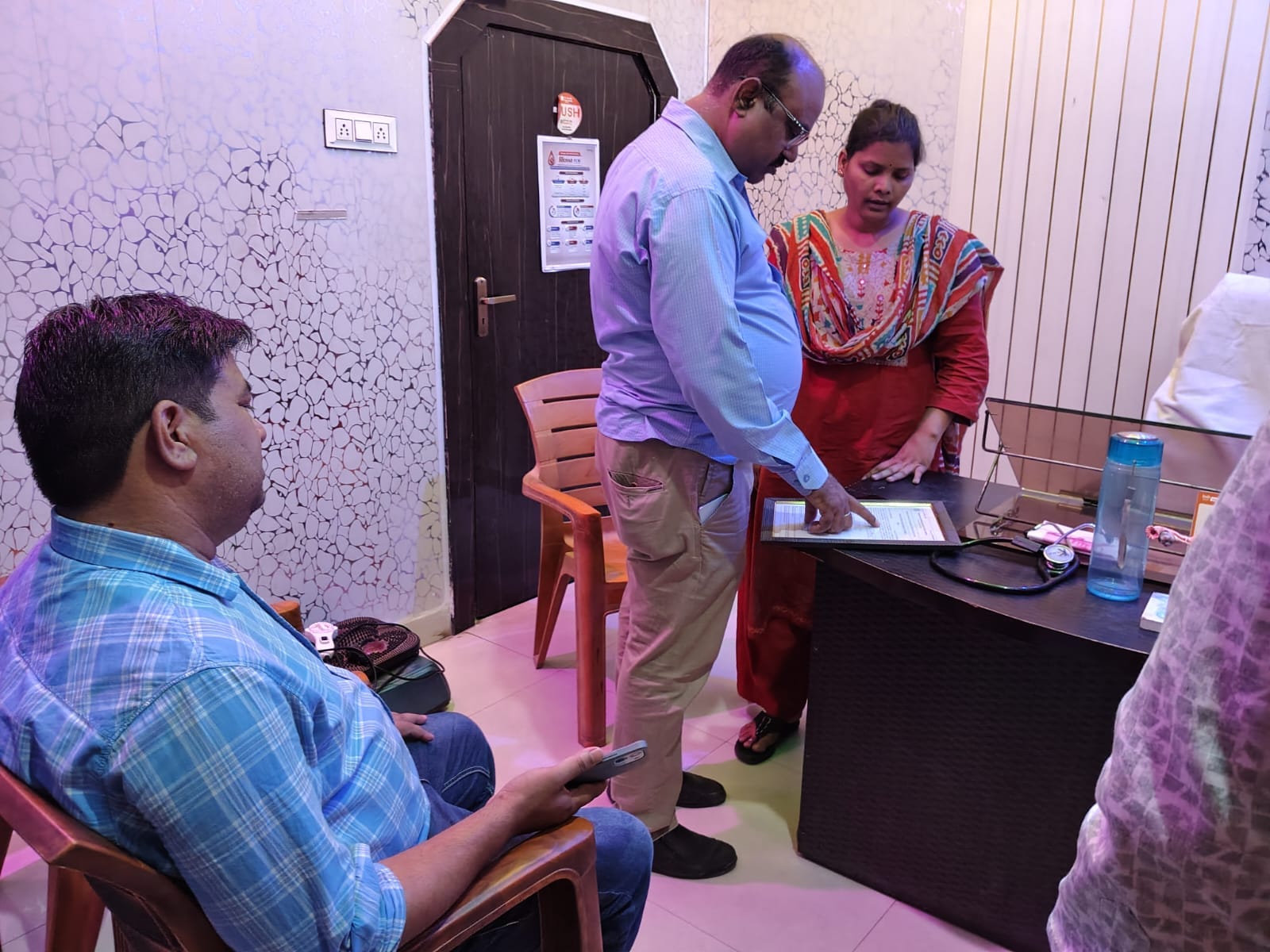 नैंसी अस्पताल की जांच करते सीएचसी कोपागंज प्रभारी डॉक्टर इरसाद और उनकी टीम