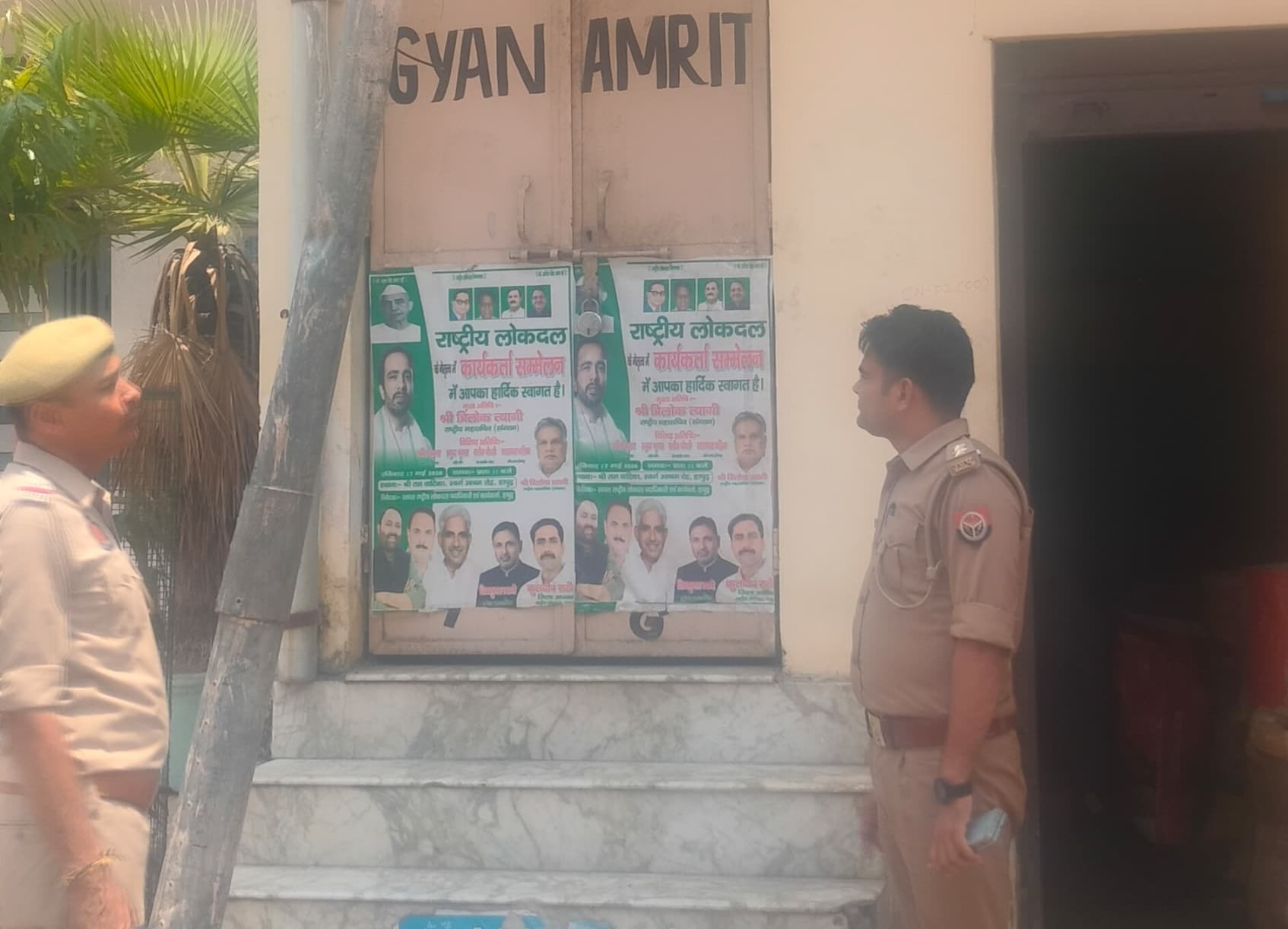 पिलखुवा में एक अस्पताल पर लगाई गई सील को दिखाते डिप्टी सीएमओ।संवाद