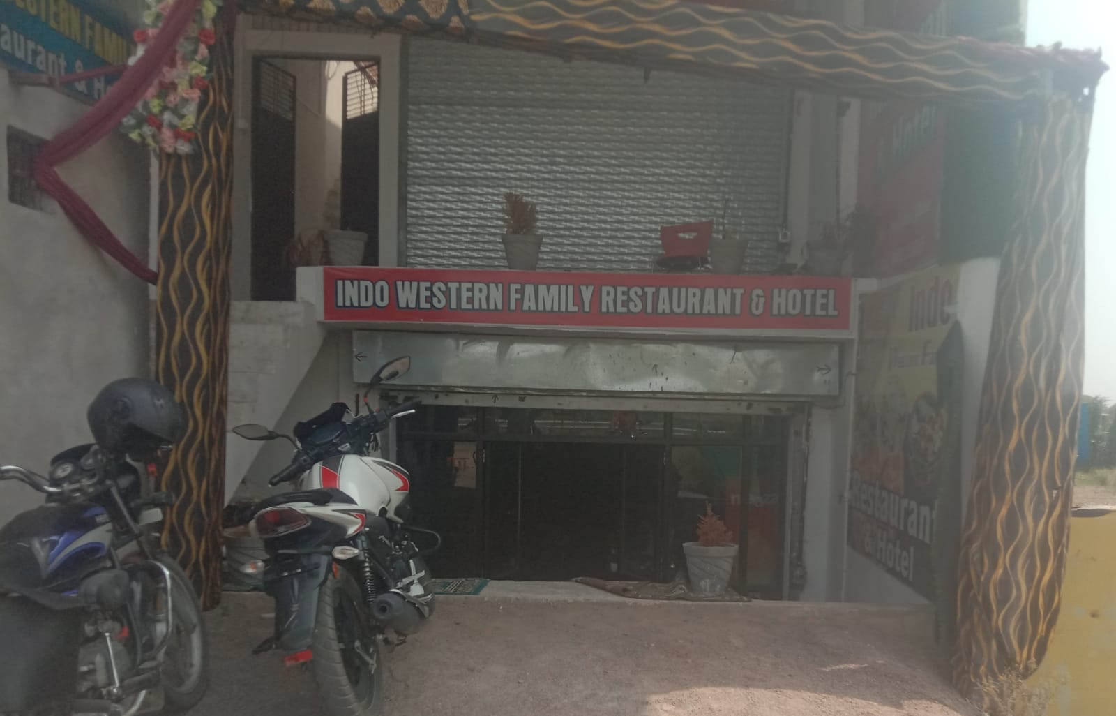 प्रकाश टॉकीज कैंपस में आई इंडिया मार्ट का दूसरा एग्जिट गेट पर जंजीर से लगा ताला और रखी कपड़ों स प्रकाश टॉकीज कैंपस में आई इंडिया मार्ट का दूसरा एग्जिट गेट पर जंजीर से लगा ताला और रखी कपड़ों स