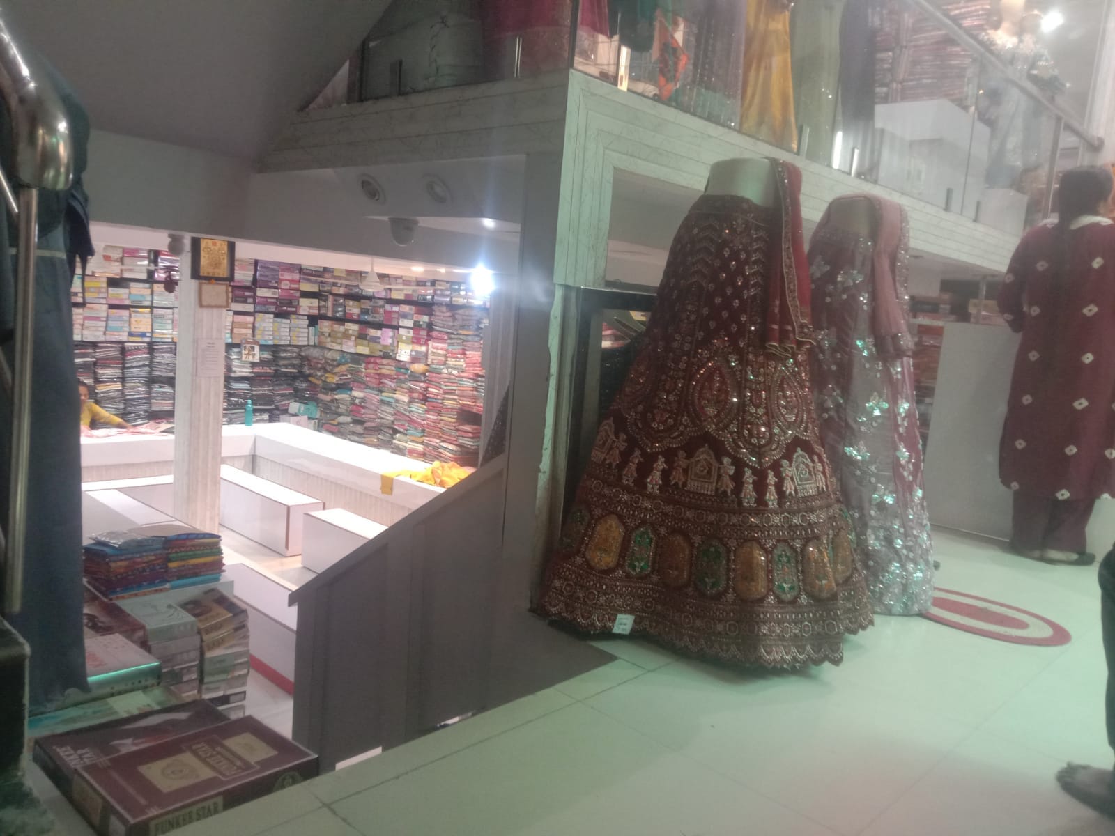 प्रकाश टॉकीज कैंपस में आई इंडिया मार्ट का दूसरा एग्जिट गेट पर जंजीर से लगा ताला और रखी कपड़ों स प्रकाश टॉकीज कैंपस में आई इंडिया मार्ट का दूसरा एग्जिट गेट पर जंजीर से लगा ताला और रखी कपड़ों स