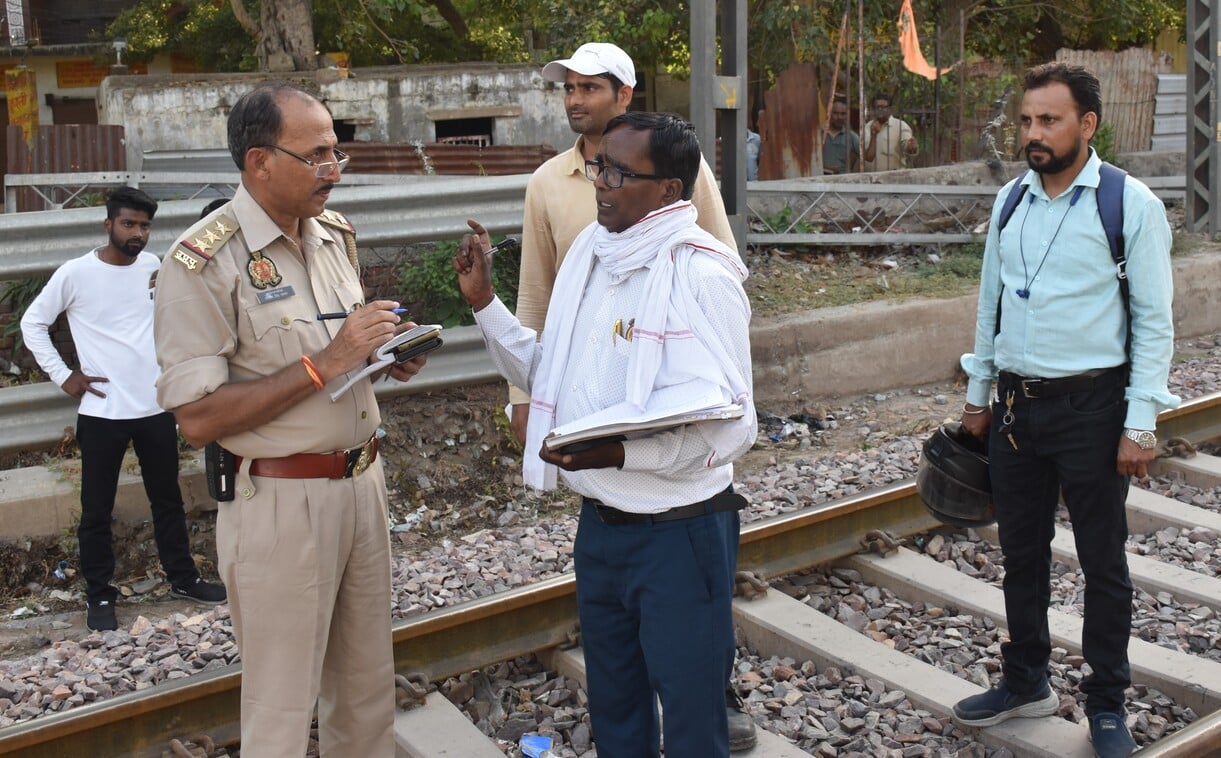 राज की मौत के बाद विलाप दुखीं परिवार की महिलाएं। संवाद