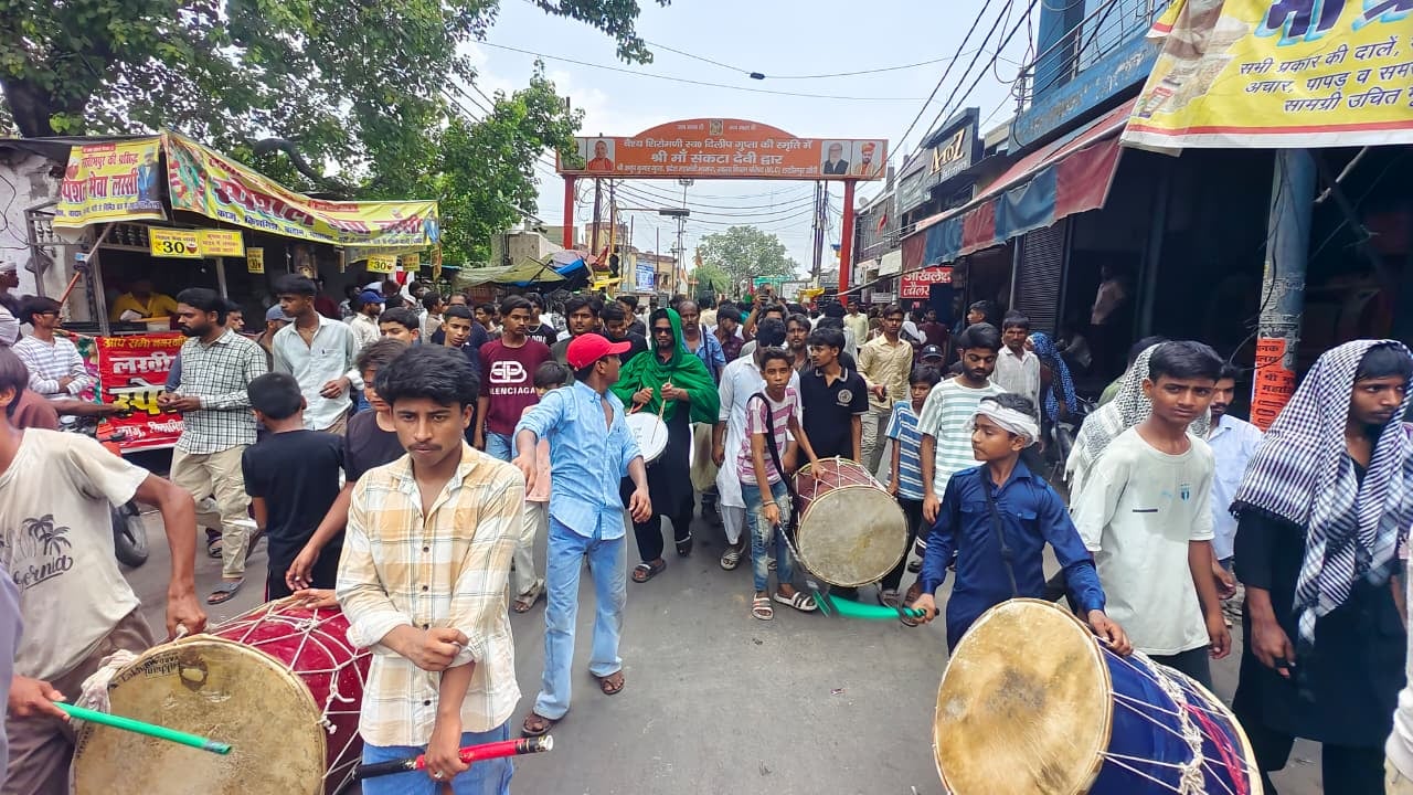 संकटा देवी चौराहे के पास आठवीं के जुलूस में शामिल तरह की झांकियां।संवाद