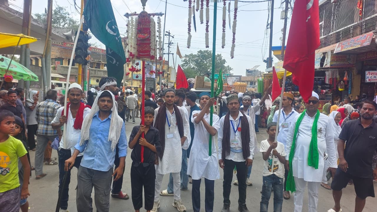 संकटा देवी चौराहे के पास आठवीं के जुलूस में शामिल तरह की झांकियां।संवाद