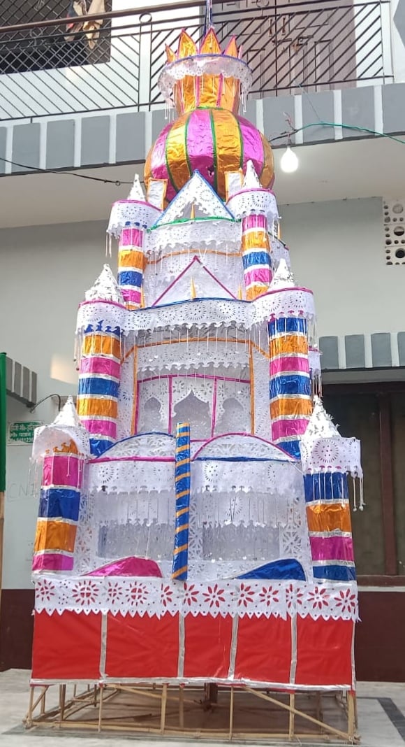 संकटा देवी चौराहे के पास आठवीं के जुलूस में शामिल तरह की झांकियां।संवाद