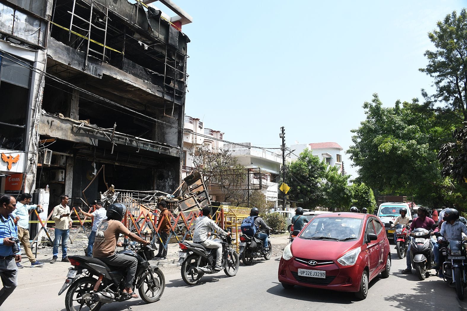 सीलिंग की कार्रवाई करती एलडीए की टीम। 